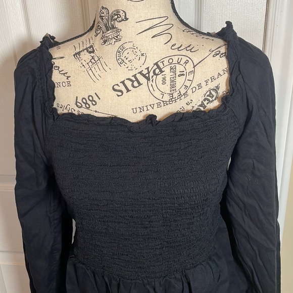 Flattering black top. Can be work on or off shoulder. - Picture 2 of 4